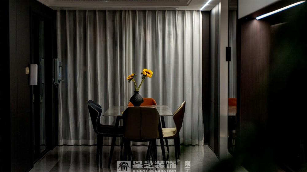 保利領(lǐng)譽(yù)府132平現(xiàn)代簡約餐廳裝修實(shí)景