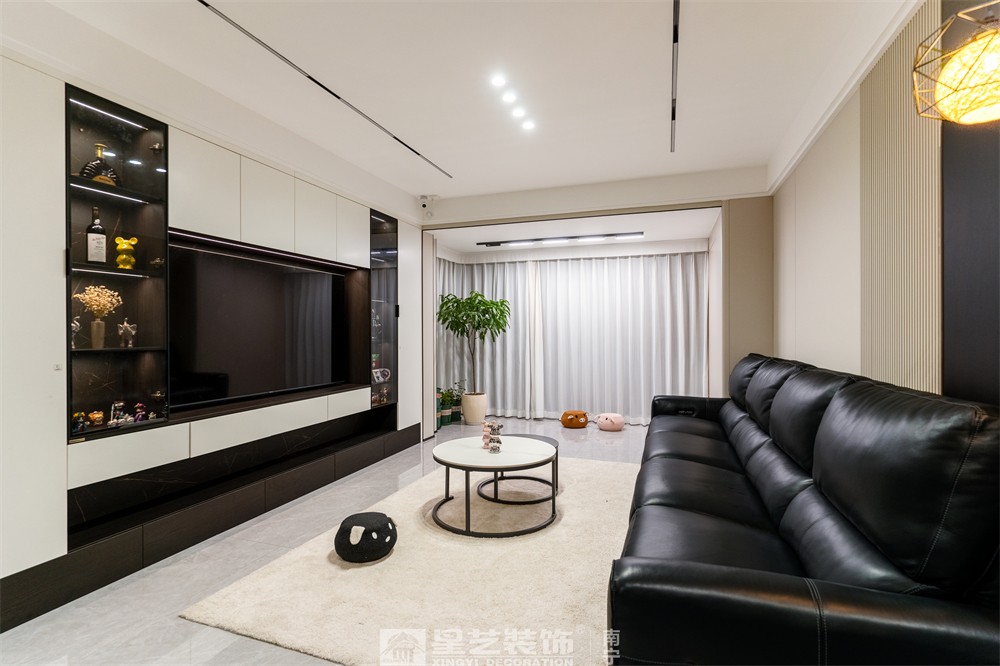 保利領(lǐng)譽(yù)府132平現(xiàn)代簡約客廳裝修實(shí)景