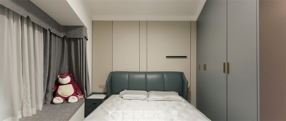 保利領(lǐng)譽(yù)府132平現(xiàn)代簡約臥室裝修實(shí)景
