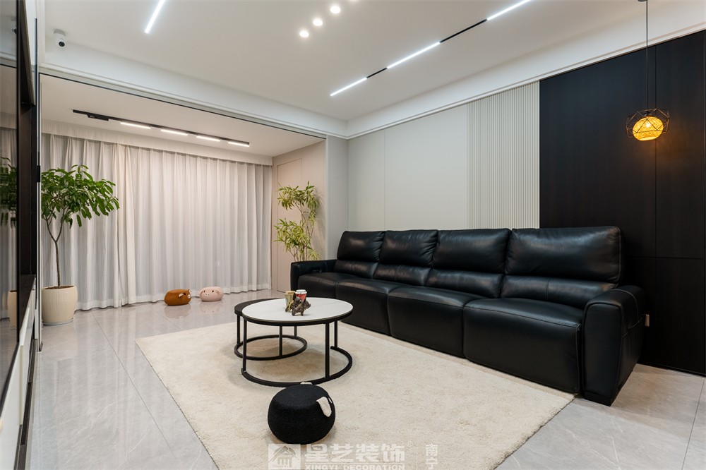 保利領(lǐng)譽(yù)府132平現(xiàn)代簡約客廳裝修實(shí)景