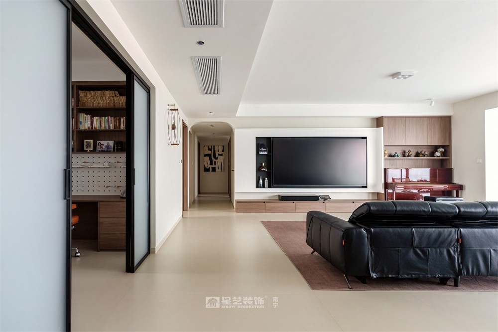 上水灣200平現(xiàn)代原木風(fēng)客廳裝修完工實景圖