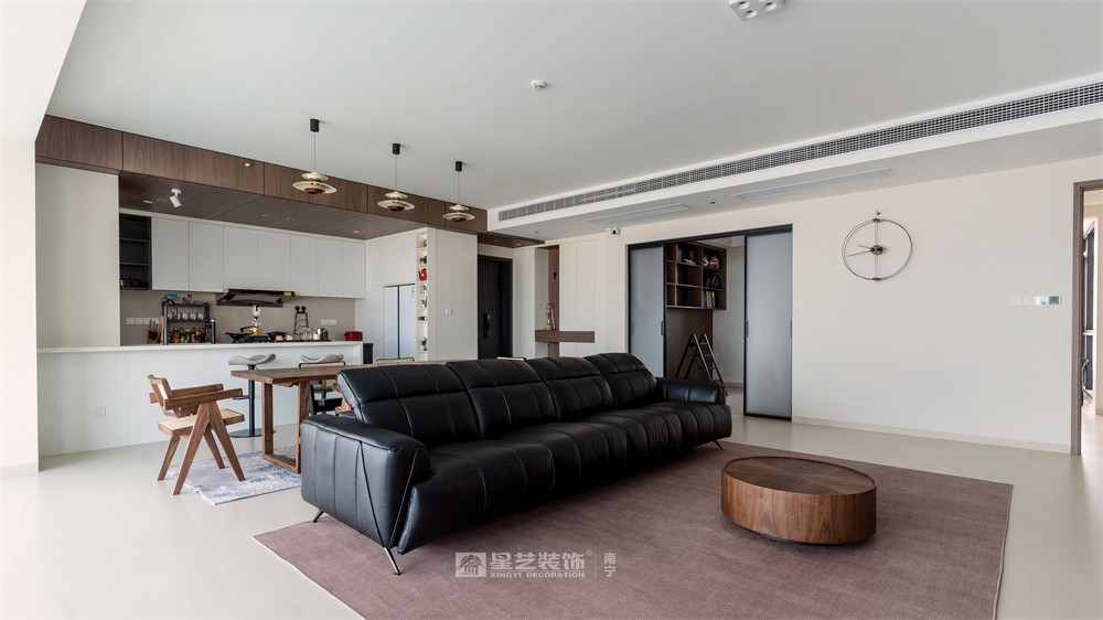上水灣200平現(xiàn)代原木風(fēng)客廳裝修完工實景圖