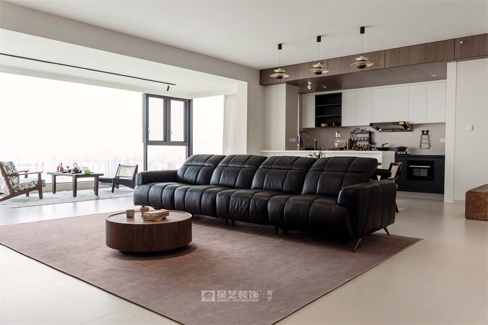 上水灣200平現(xiàn)代原木風(fēng)客廳裝修完工實景圖