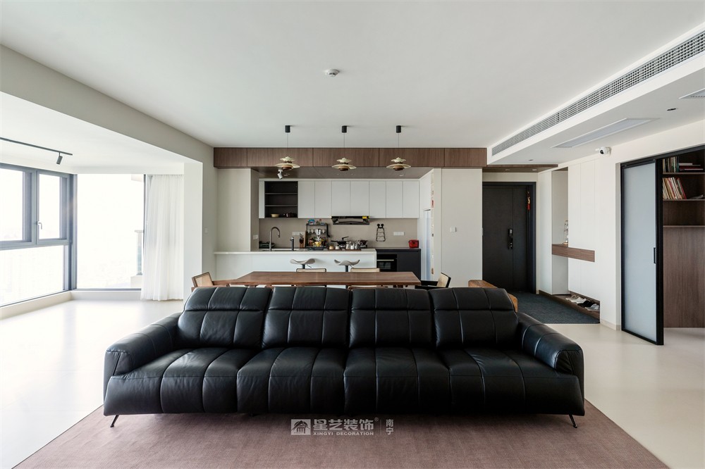 上水灣200平現(xiàn)代原木風(fēng)客廳裝修完工實景圖