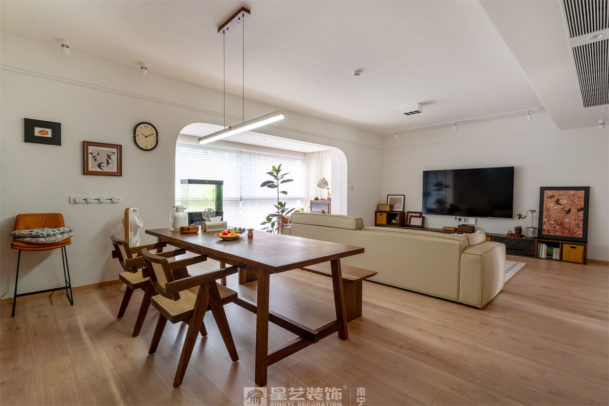 金科博翠山180平中古風(fēng)裝修客廳完工實(shí)景圖