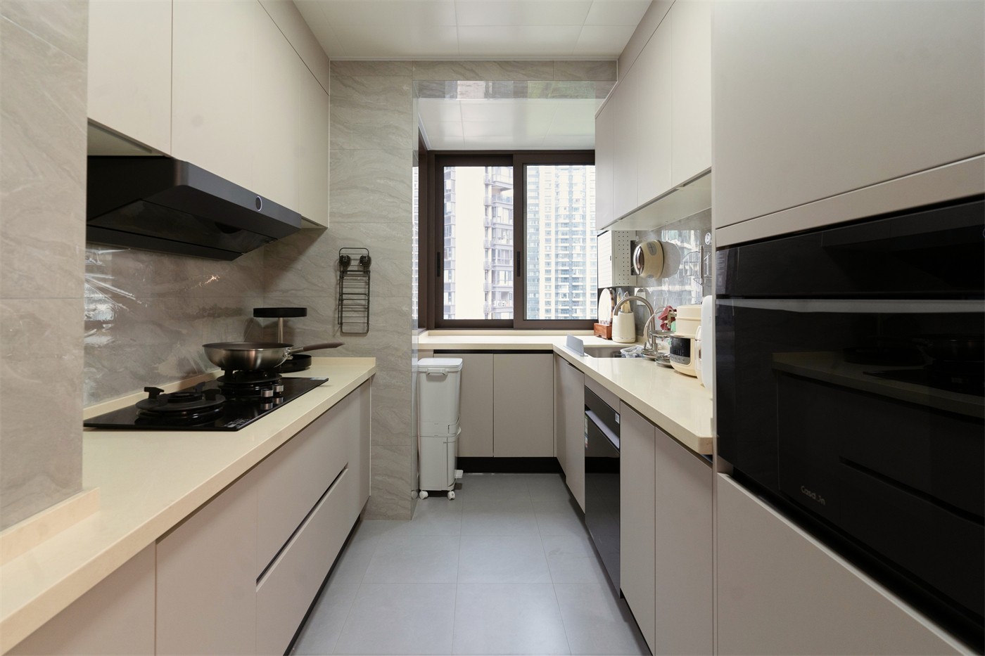 保利天悅臺143平現(xiàn)代風格廚房裝修實景圖