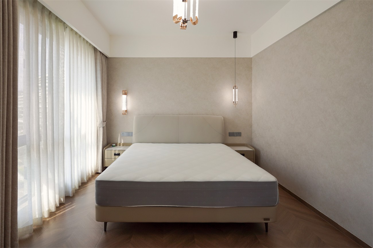 中海湖上景明意式輕奢137平臥室裝修實景圖