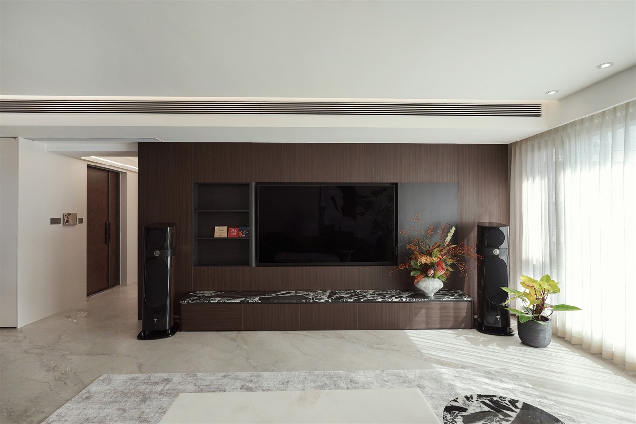 中海湖上景明意式輕奢137平客廳裝修實景圖