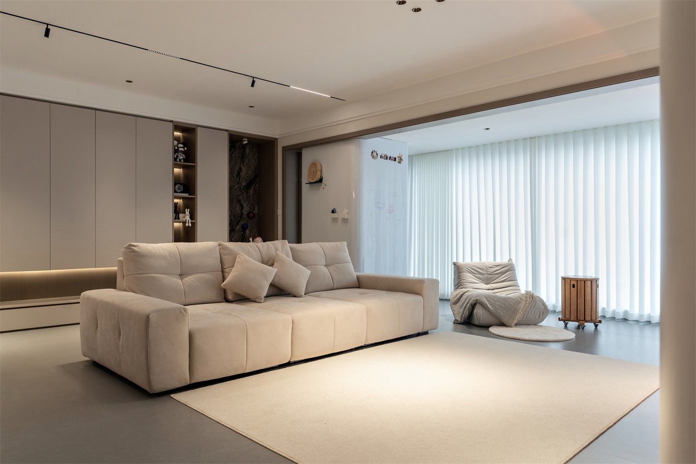 保利天悅臺143平現(xiàn)代風格客廳裝修實景圖