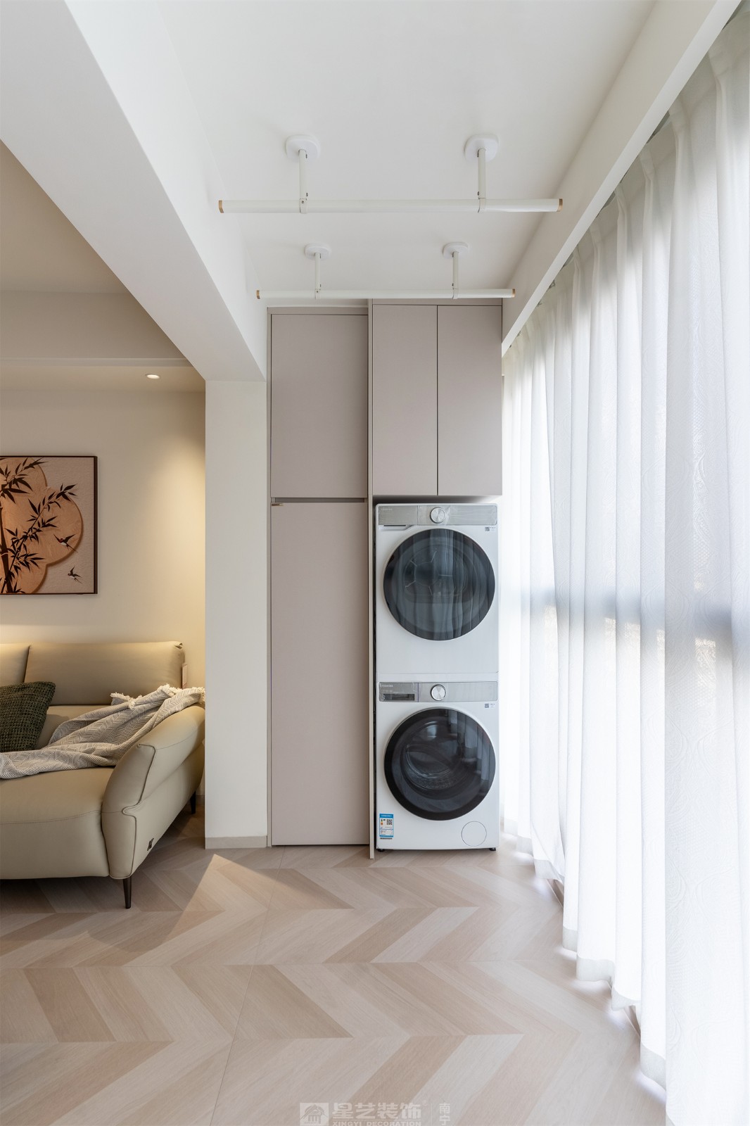 華潤西園悅府86平原木風(fēng)陽臺裝修完工實(shí)景圖