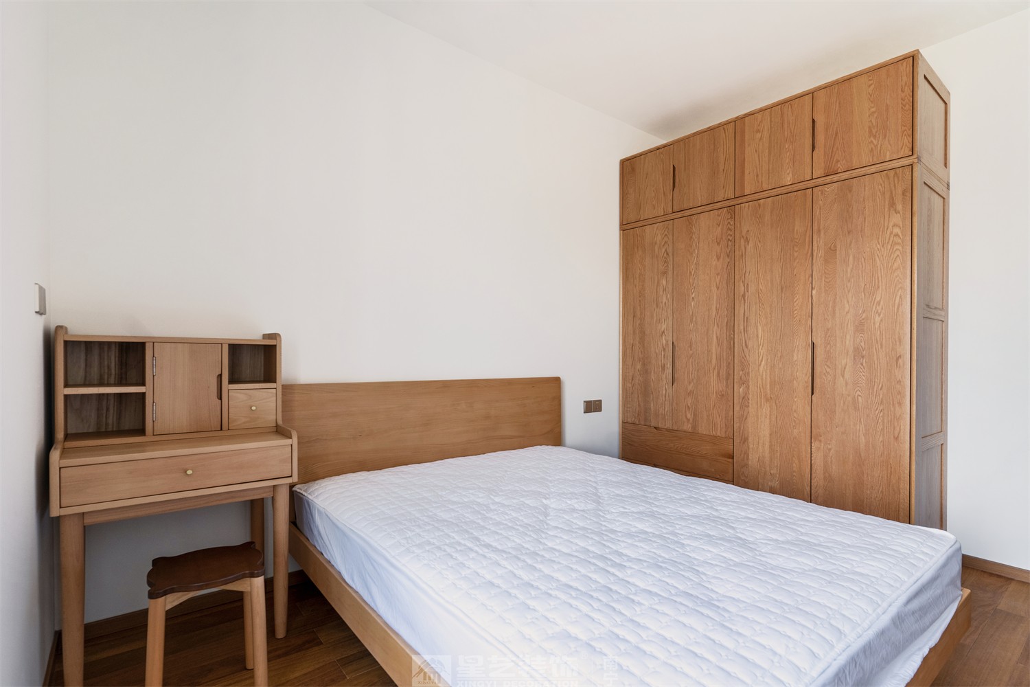 華潤西園悅府86平原木風(fēng)臥室裝修完工實(shí)景圖