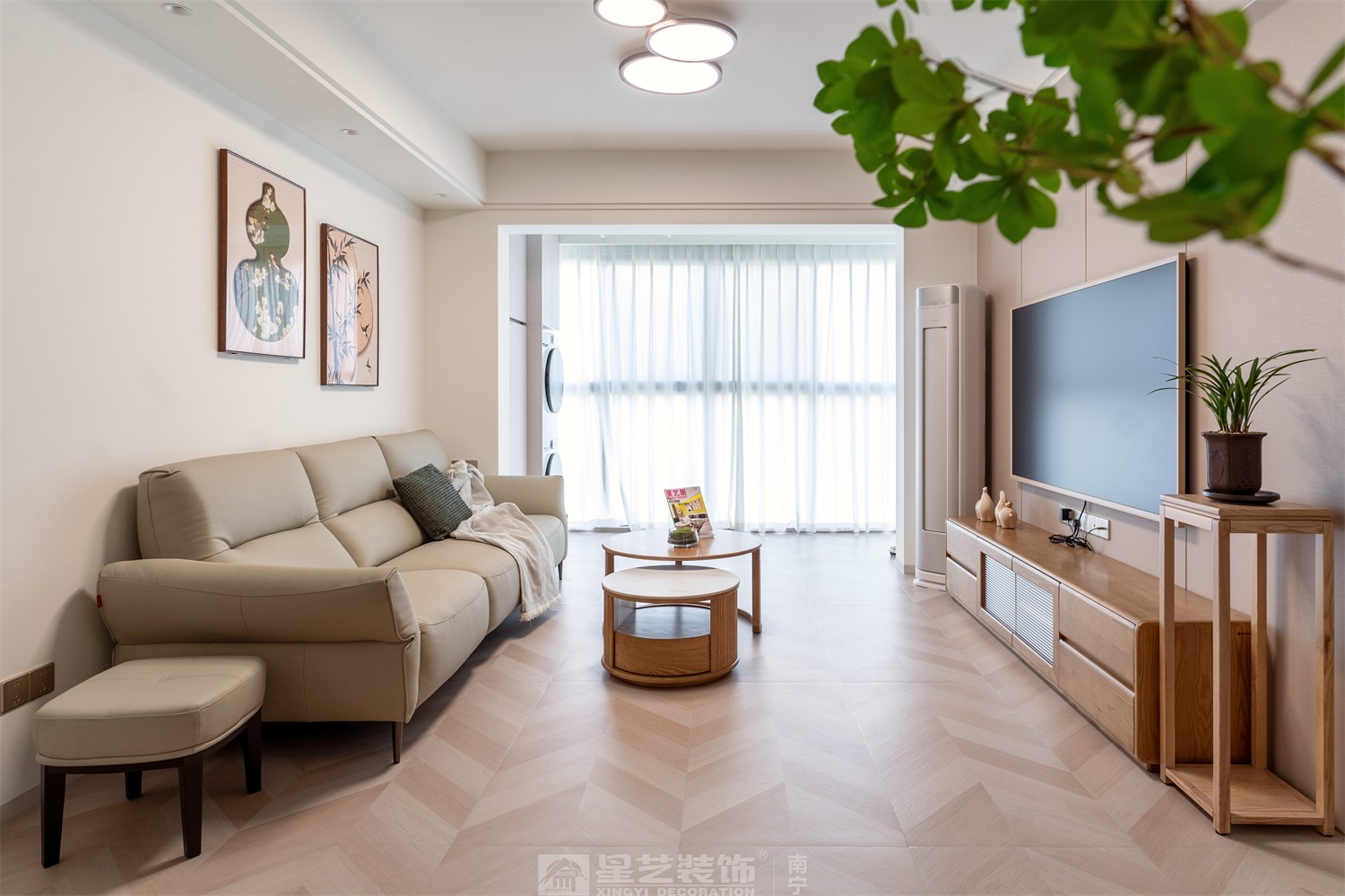 華潤西園悅府86平原木風(fēng)客廳裝修完工實(shí)景圖