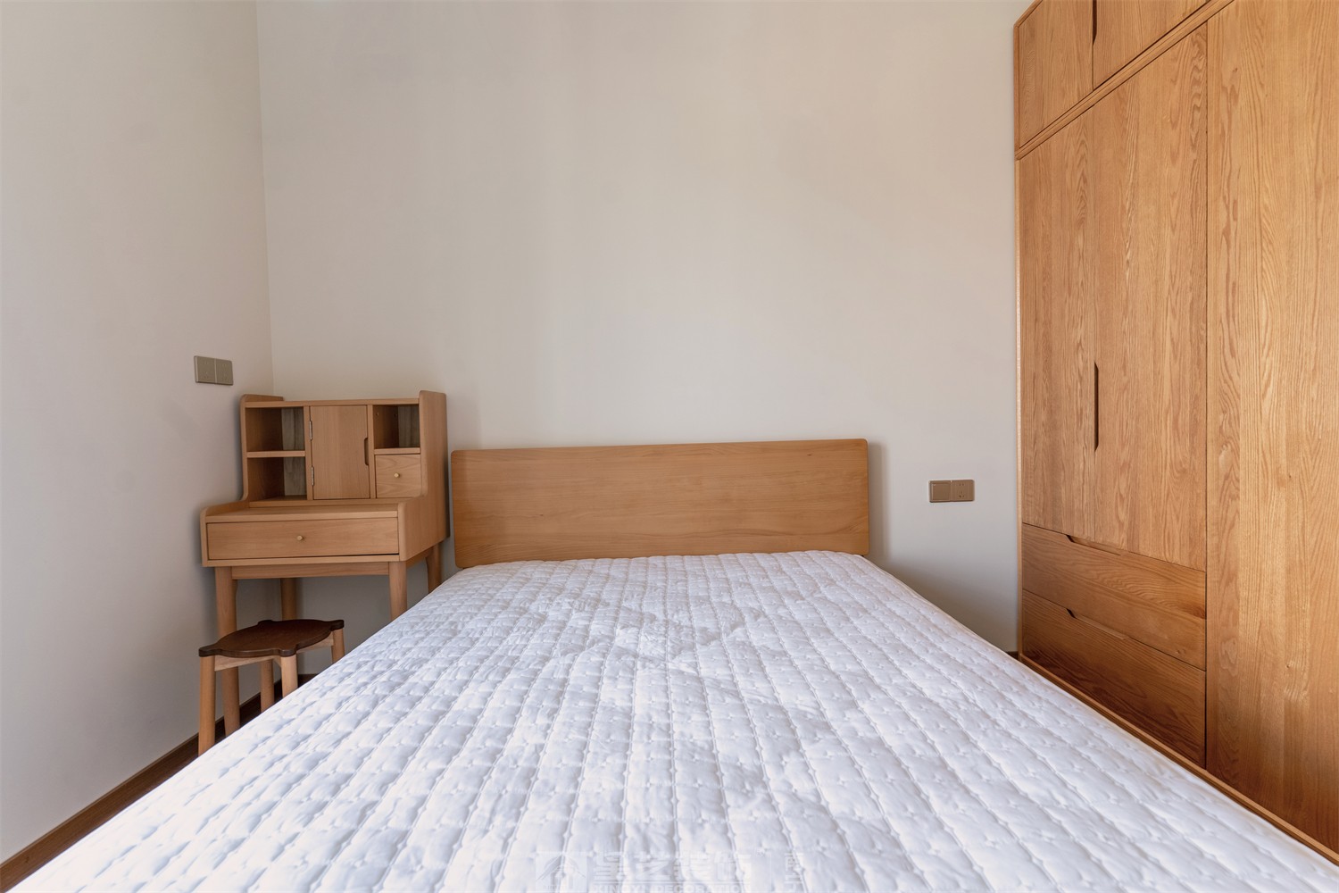 華潤西園悅府86平原木風(fēng)臥室裝修完工實(shí)景圖