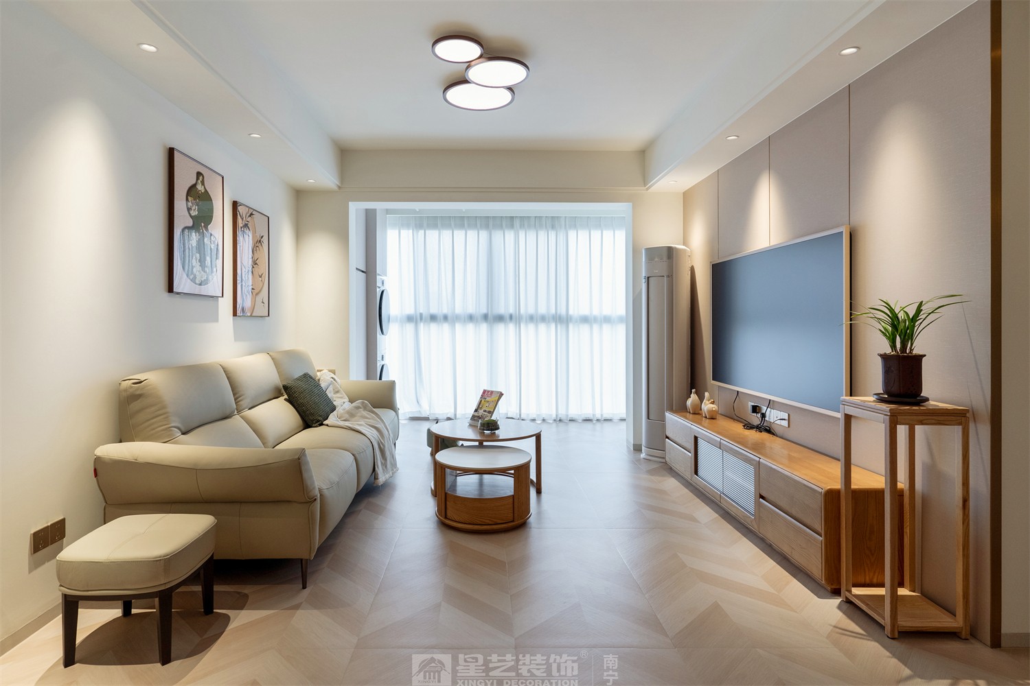 華潤西園悅府86平原木風(fēng)客廳裝修完工實(shí)景圖