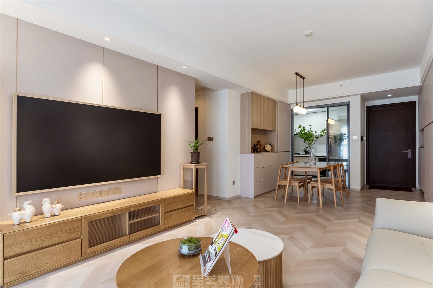 華潤西園悅府86平原木風(fēng)客廳裝修完工實(shí)景圖