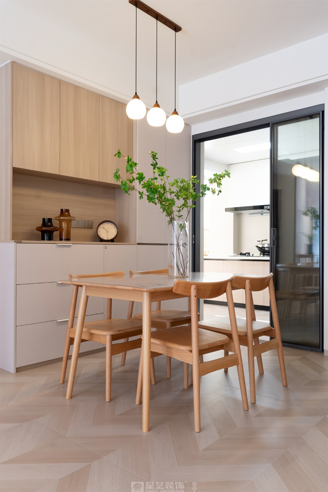 華潤西園悅府86平原木風(fēng)餐廳裝修完工實(shí)景圖