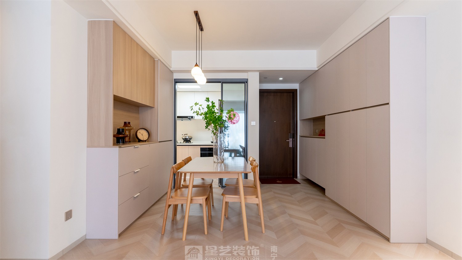 華潤西園悅府86平原木風(fēng)餐廳裝修完工實(shí)景圖