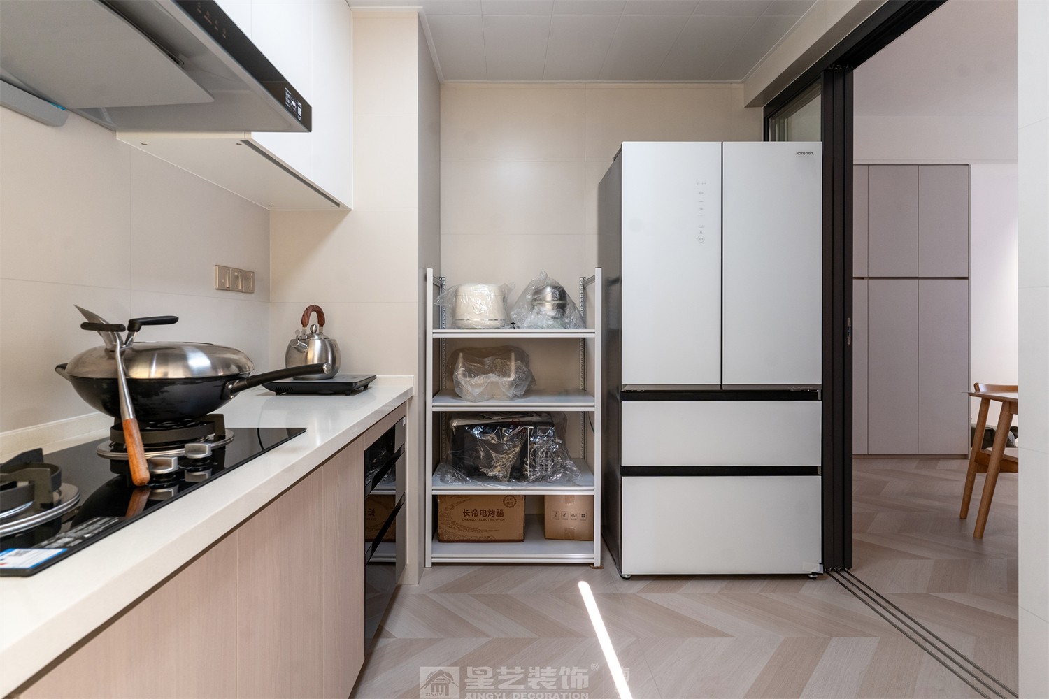 華潤西園悅府86平原木風(fēng)廚房裝修完工實(shí)景圖