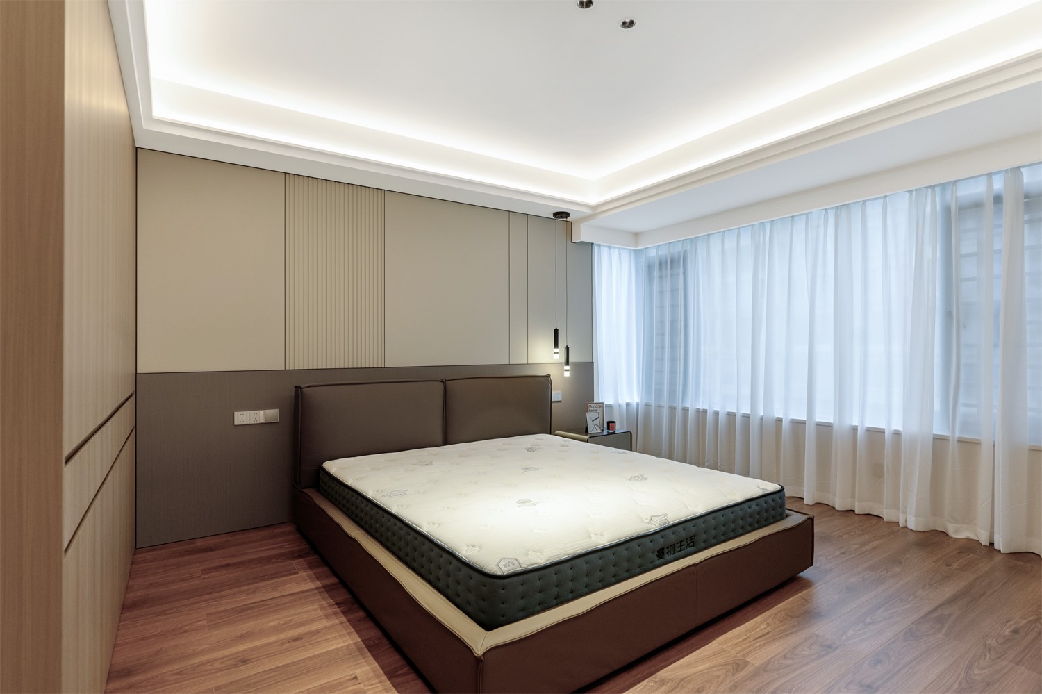 龍光玖瓏湖271平現(xiàn)代風(fēng)格臥室裝修實(shí)景圖