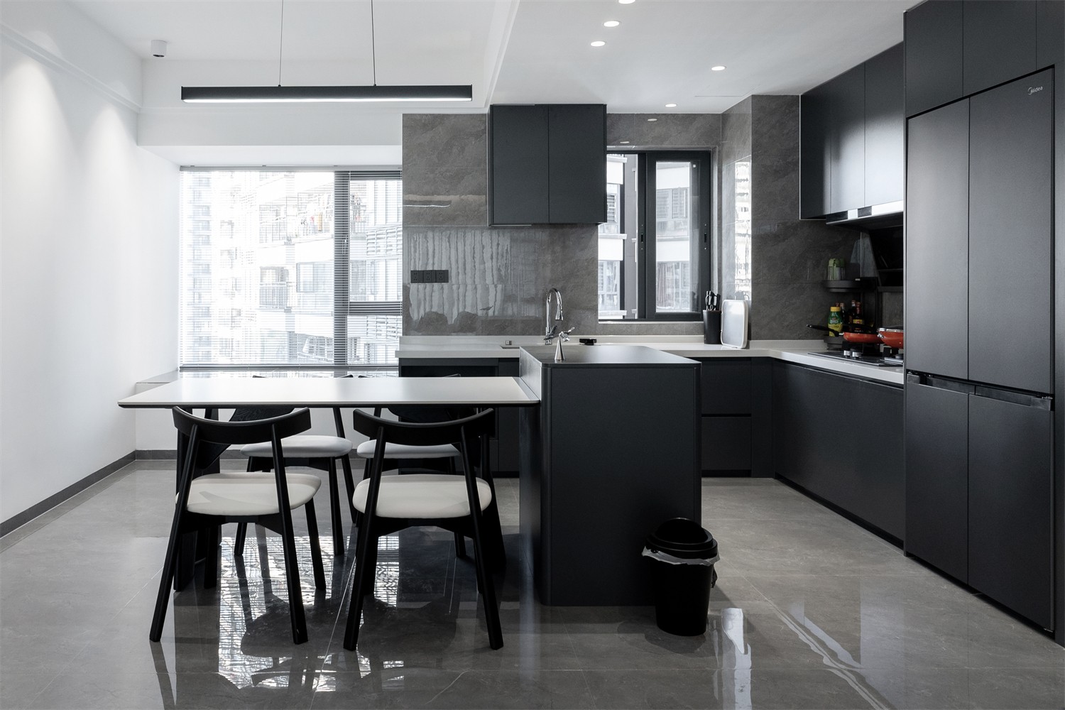 錦云湖光118平現(xiàn)代簡約廚房裝修實(shí)景圖