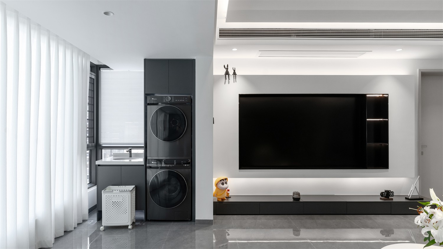 錦云湖光118平現(xiàn)代簡約陽臺裝修實(shí)景圖